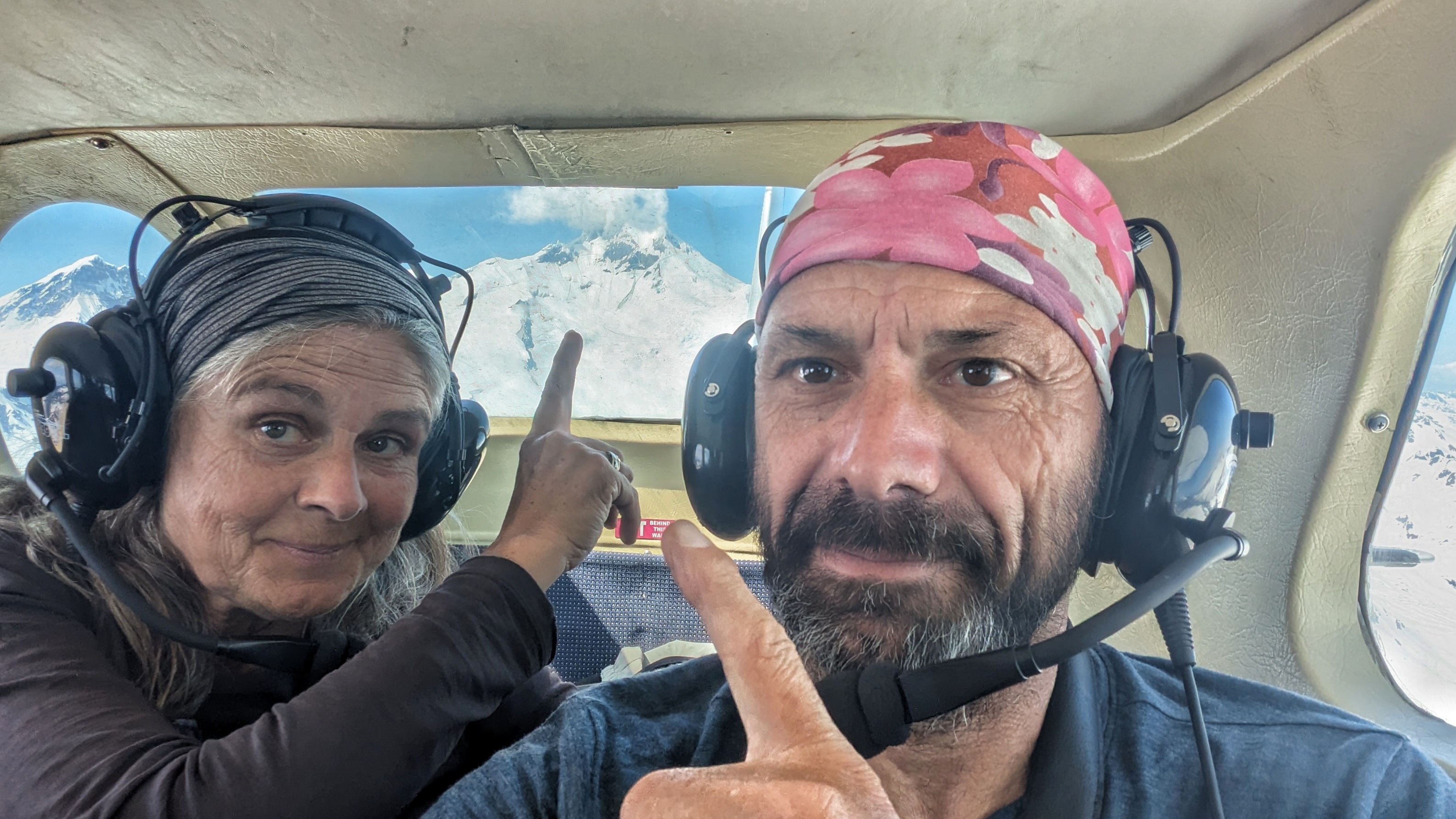 Isa et Manu dans le petit avion pour Lake Clark